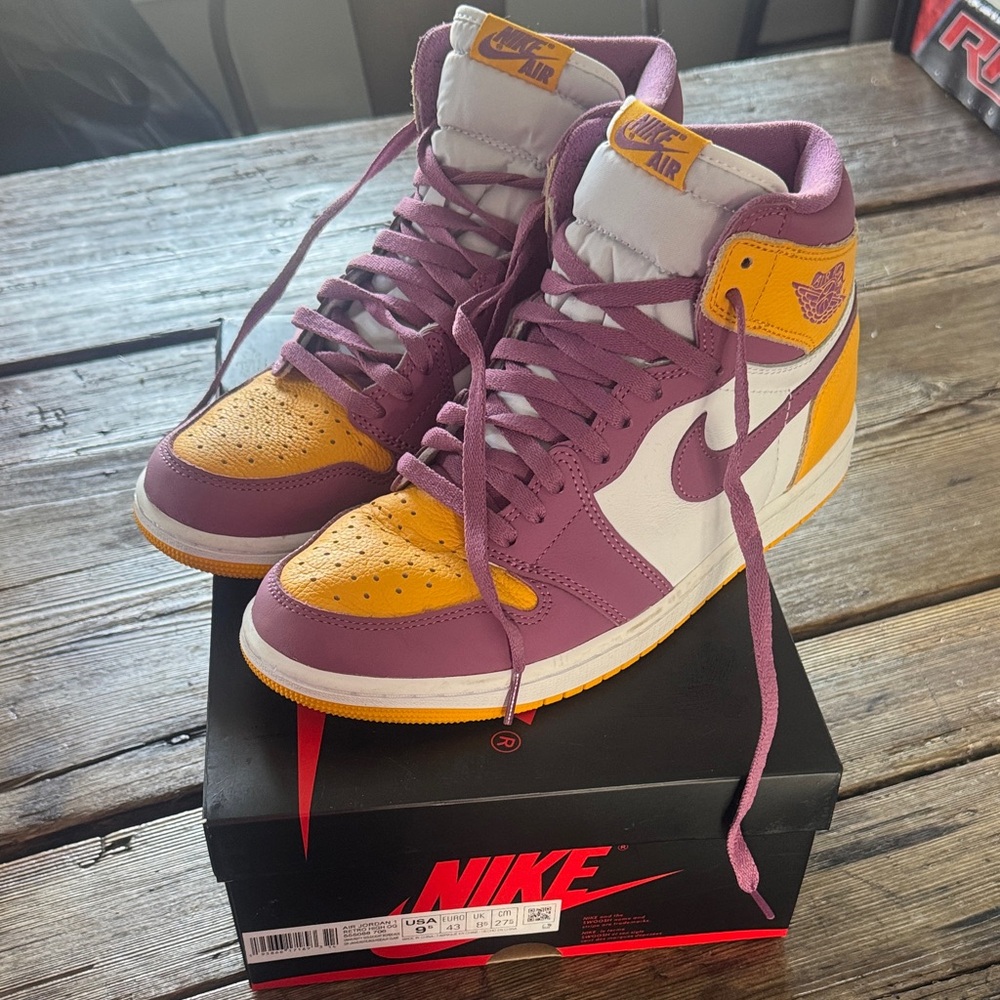 EUC Air Jordan Retro 1 High OG size 9.5